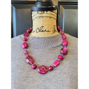 chunky raspberry pink swirl single strand beaded statement necklace.